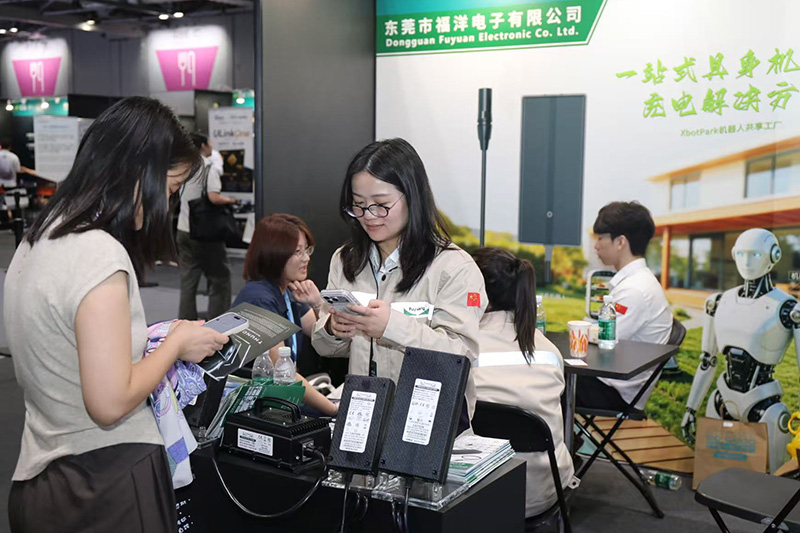 福洋电子携锂电池充电器参加峰会